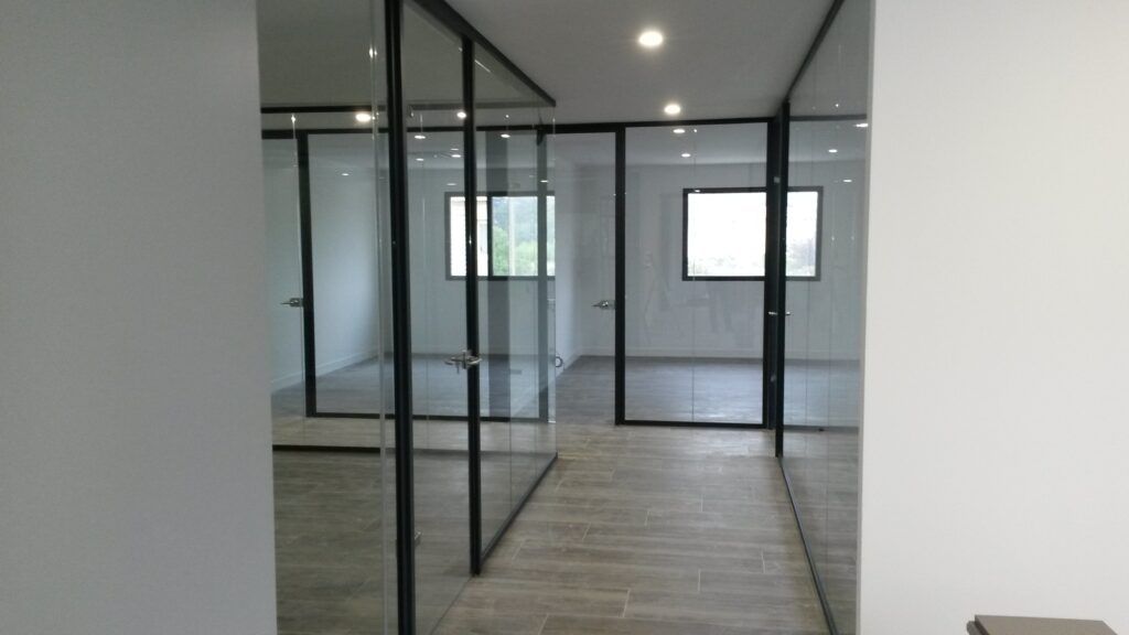 Cloisons intérieures modulaires lieux de travail et bureaux Brignoles