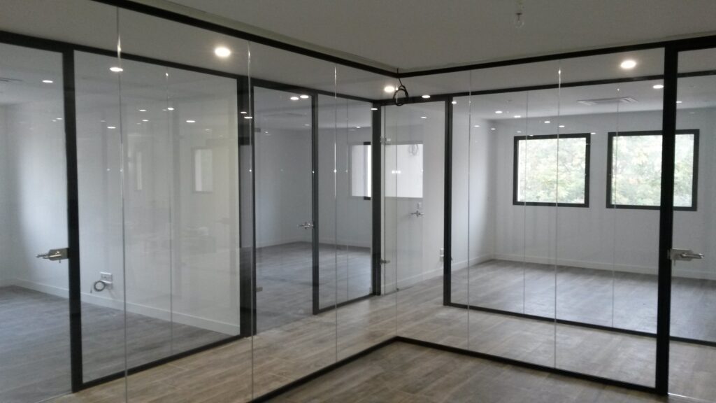 Cloisons intérieures modulaires lieux de travail et bureaux Brignoles