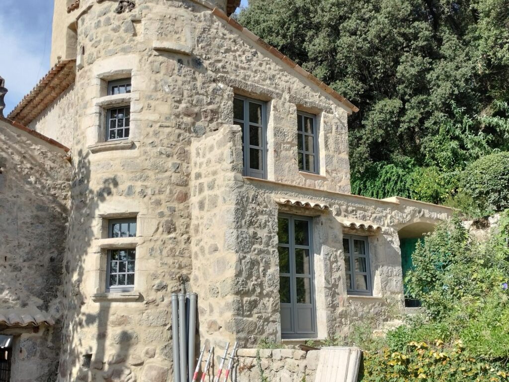 Menuiseries extérieures en bois exotique pour une maison de Maître à Biot